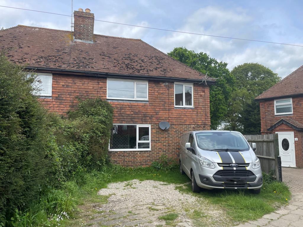 Lot: 15 - SEMI-DETACHED HOUSE FOR REFURBISHMENT - Semi detached house with front driveway